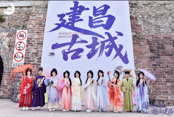 西昌建昌古城“五一国风花潮节”火爆全城 传统与潮流碰撞引爆游客热情