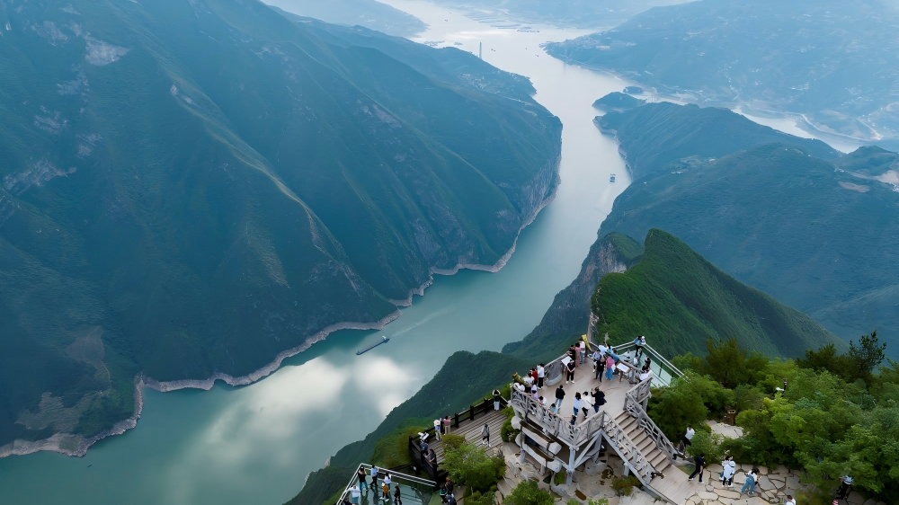配图1_三峡之巅观景台实景.png